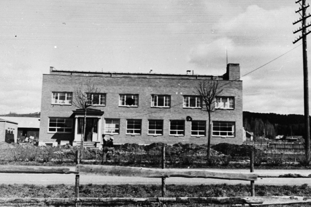 Anno Domkirkeodden, Eksteriør. Kontorbygget for A/S Oplandske Konservesfabrikk, Stabburet, Nora i Brumunddal. Oppført 1948-49.
