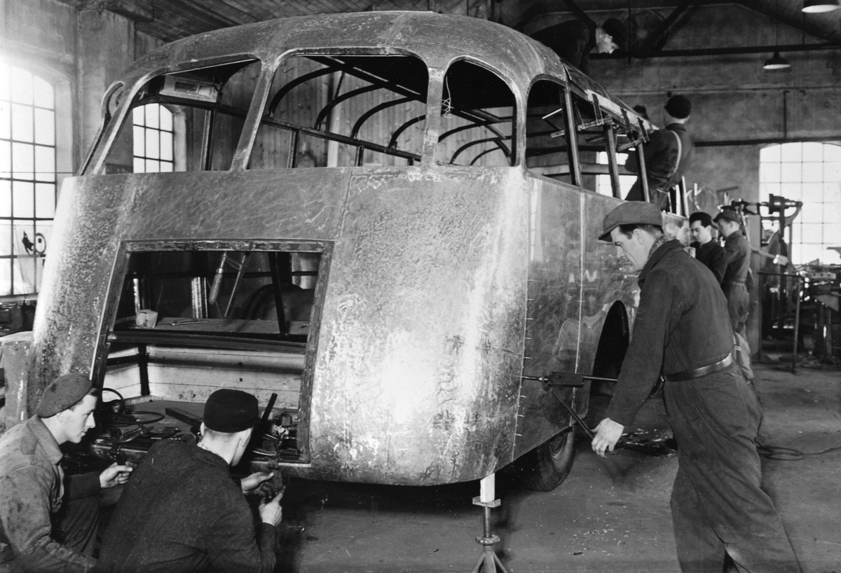 Anno Domkirkeodden, Gruppe arbeider på busskarosseri bygd 1948 i helstål på Ford chassis ved Hymas A/S, Brumunddal Mekaniske Verksted.