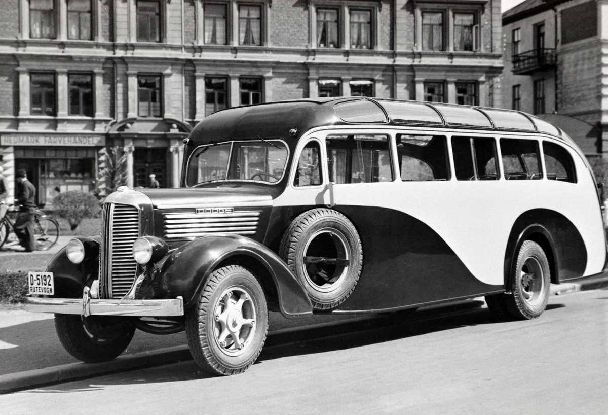 Anno Domkirkeodden, Buss bygget over Dodge chassis ved Hymas A/S, Brumunddal Mekaniske Verksted og Støperi. Rutevogn D-5192, årsmodell 1937-38, fotografert på jernbaneplassen, Hamar. Denne bussen ble kjøpt av rutebileier Embret Mellesmo, Alvdal, og satt i rutetrafikk Alvdal-Folldal-Hjerkinn. Bussen er lakkert i gult o…