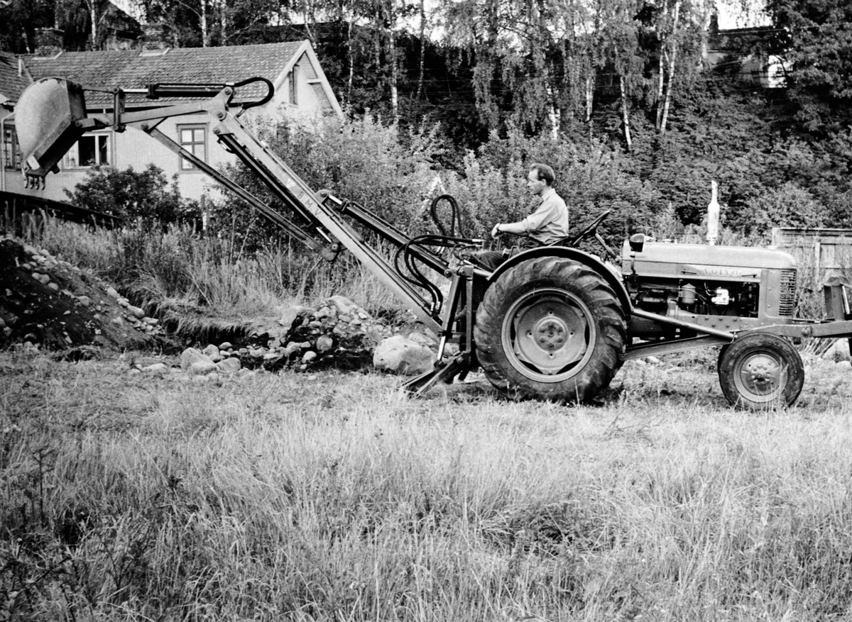 Anno Domkirkeodden, Hymas gravemaskin nr. 1 på traktor ved Brumunddal Mekaniske verksted, Hymas A/S. Traktorgraver.
