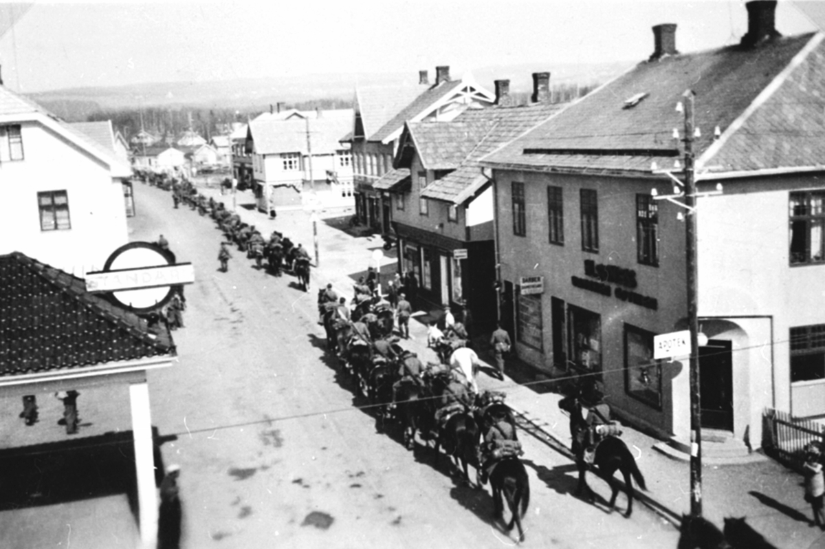 Anno Domkirkeodden, Tyske soldater, kavaleri, tropper til hest gjennom Brumunddal i aprildagene 1940.
