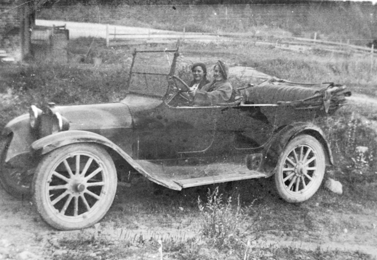 Anno Domkirkeodden, Dodge 1914-1923, personbil med kalesje, to ukjente jenter, Brumunddal