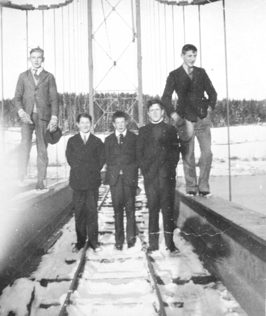 Anno Domkirkeodden, Gruppe gutter på Framnesbrua under bygging. Fra venstre er Tore Larsen, Olaf Mathisen, Johs. Hovelstuen, Ivar Andersen, Ivar Stensveen.