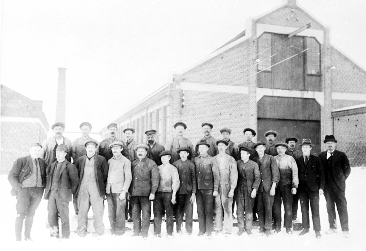 Anno Domkirkeodden, Stor gruppe arbeidere, Globus Maskinfabrikk, Brumunddal.