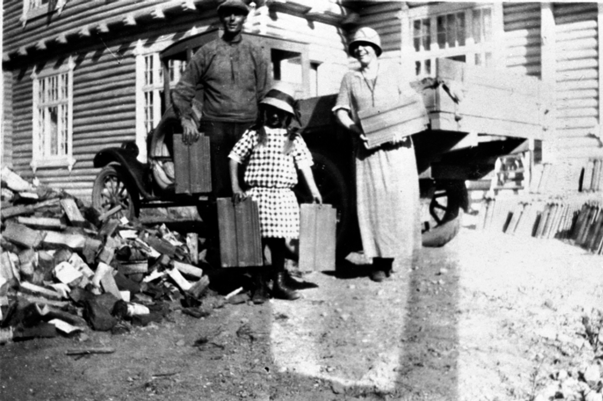 Anno Domkirkeodden, Emil Holen, Aslaug Lundberg, Anna Bjørge ved Chevrolet lastebil 1924 modell. Levering av taksten fra Holen sementstøperi, Brumunddal.