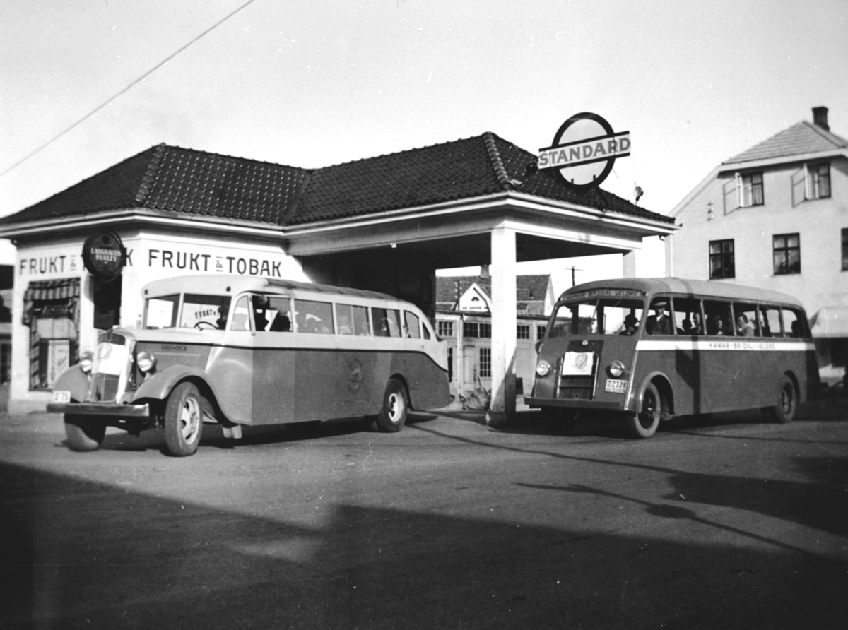 Anno Domkirkeodden, 2 busser, D-75 Dodge 1936, D-2339 GMC, begge tilhørte Arvid Sandbakken, Brumunddal. Stor gruppe ansatte fra Globus Maskinfabrikk på tur. Avreise fra Sandbakken bensinstasjon, Furnesvegen, Brumunddal.