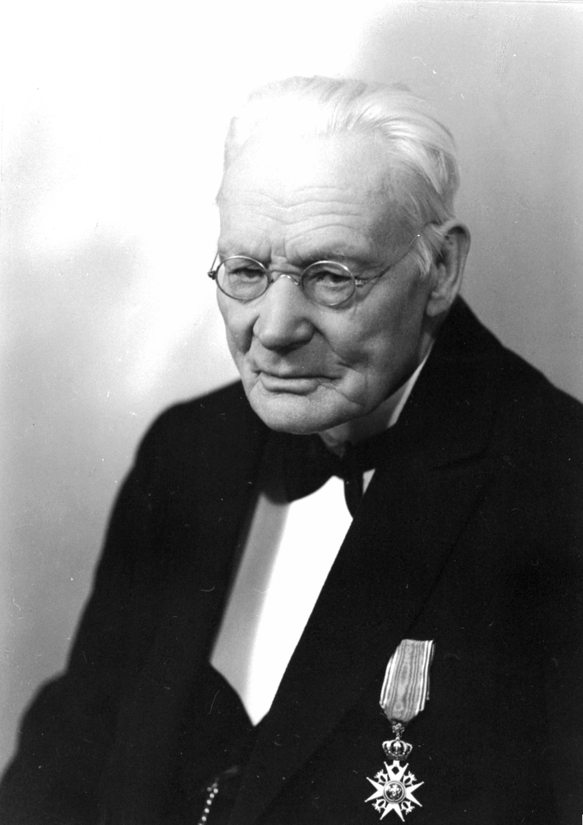 Anno Domkirkeodden, Portrett, pastor Reinert Svendsen med medalje, Veldre, Ringsaker.