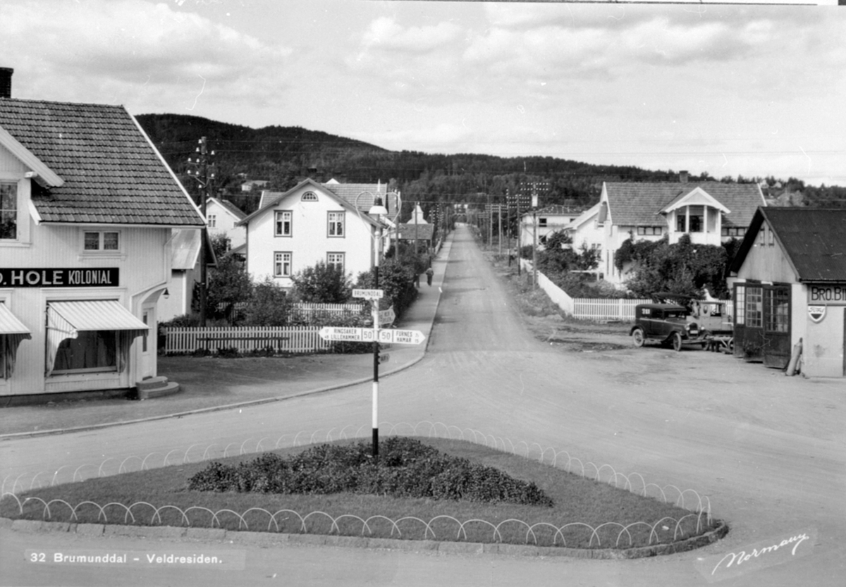 Anno Domkirkeodden, Krysset Berger Langmoensveg/Ringsakervegen, Brumunddal. O.Hole kolonial, Bro Mekaniske verksted.