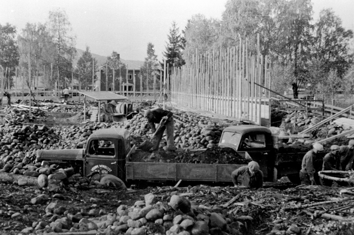 Anno Domkirkeodden, Bygging av Wallboardfabrikken, Berger Langmoen A/S, Brumunddal. Graving og grunnarbeider, lastebiler.