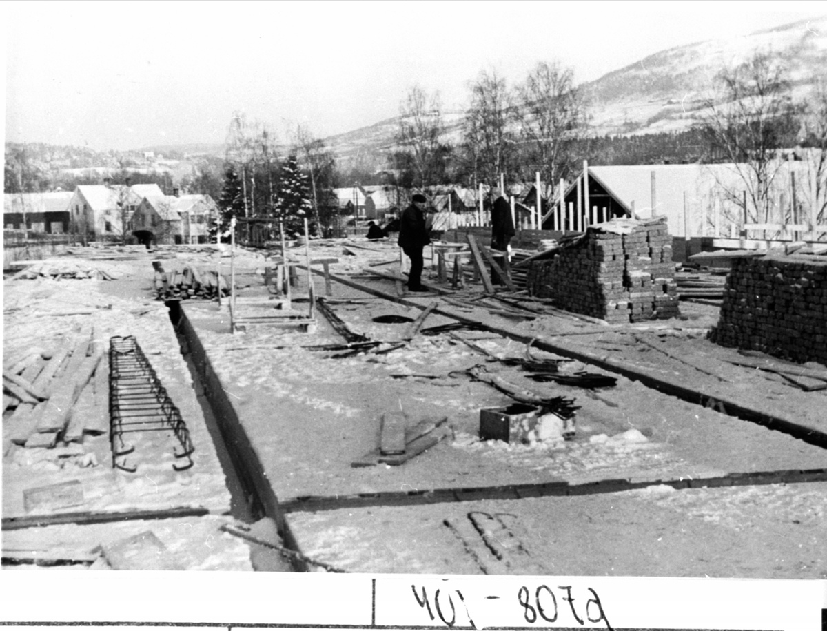 Anno Domkirkeodden, Bygging av wallboardfabrikken ved Berger Langmoen A/S, Brumunddal. Grunnarbeid, graving og forskaling. Lastebiler.