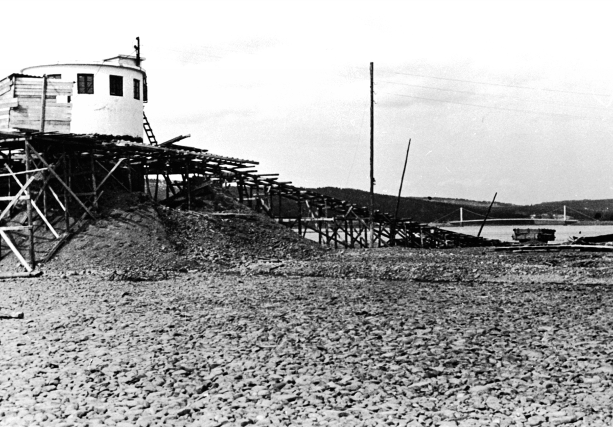 Anno Domkirkeodden, Bygging av vannpumpestasjon. Vanninntaksledningen ved pumpestasjon, strandsaga, Berger Langmoen A/S, Brumunddal.