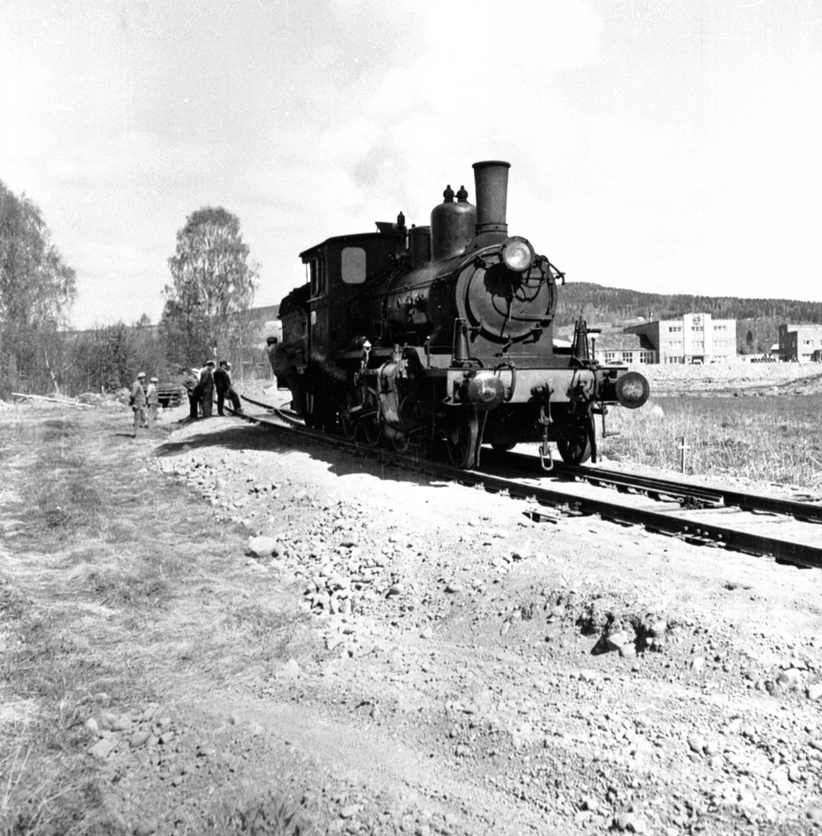 Anno Domkirkeodden, Jernbanespor inn til Hedmark Tørrmelk, damplokomotiv prøvekjører sporet, Berger Langmoen A/S, Brumunddal.