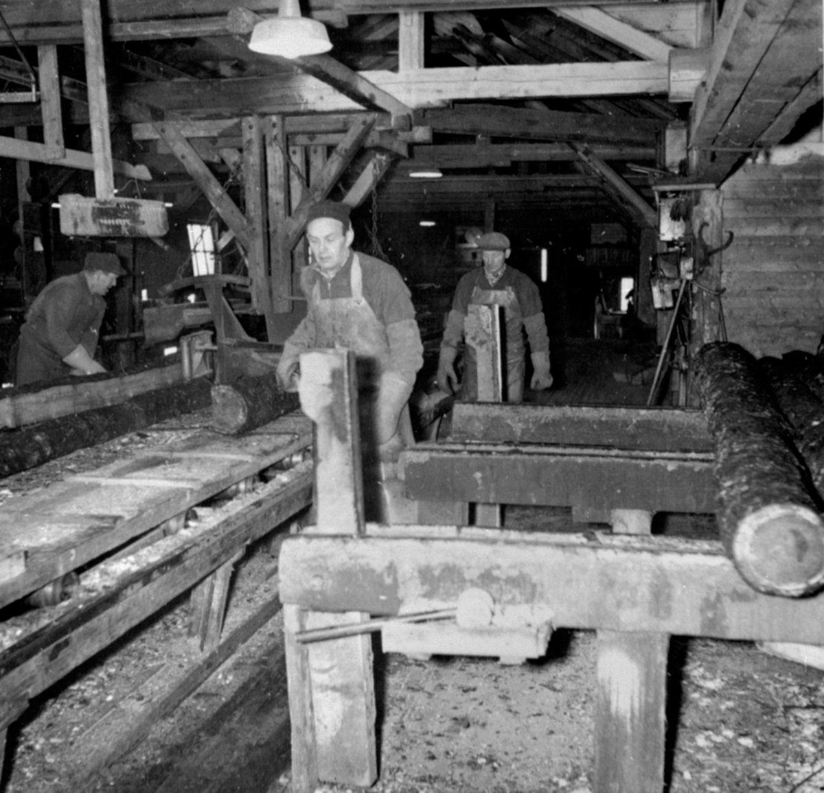 Anno Domkirkeodden, 3 arbeidere ved tømmerskjæringen, sagbruk, fra venstre Hans Roterud, Nils Simensen, Ottar Tangen, Berger Langmoen A/S, Brumunddal.
