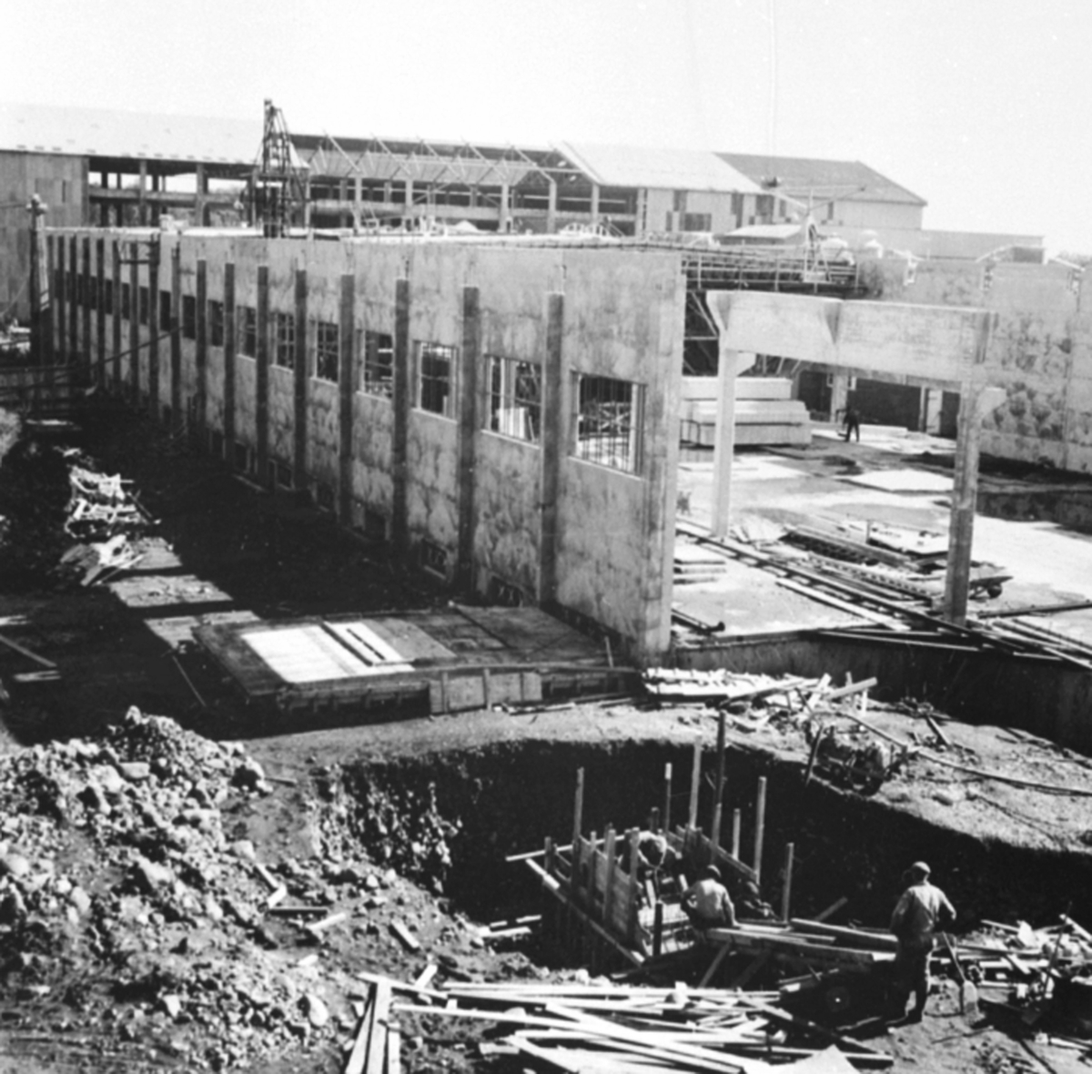 Anno Domkirkeodden, Anleggsarbeid, bygging av materiallager langs Brumunda, betongvegger, stillaser, Berger Langmoen A/S, Brumunddal.