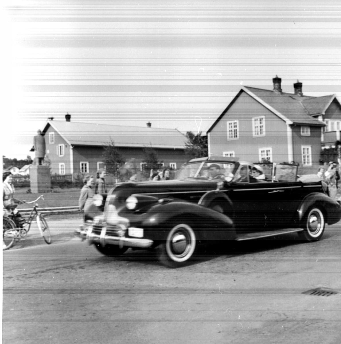 Anno Domkirkeodden, H. M. kong Olav V, prinsesse Astrid, signingsferden, kongebil Buick Roadmaster 1939 i Ringsakervegen utenfor Berger Langmoen A/S, Brumunddal.