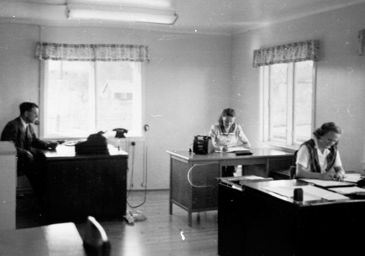 Anno Domkirkeodden, Interiør, lønningskontoret, 3 personer, skrivemaskin, regnemaskin, Berger Langmoen A/S, Brumunddal.