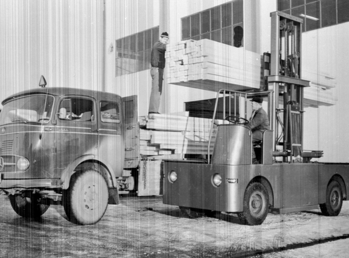 Anno Domkirkeodden, Lasting av materialer med truck på en Mercedes lastebil, Berger Langmoen A/S, Brumunddal.