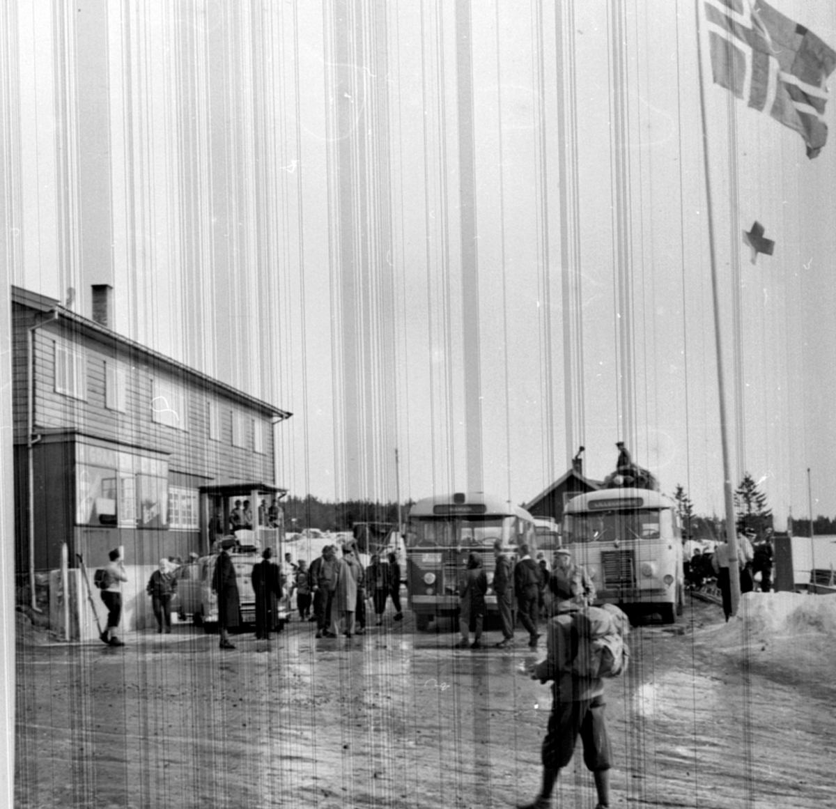 Anno Domkirkeodden, Sjusjøen, bussavgang fra Graaten til Hamar og Lillehammer. Mye folk, påsketrafikk.