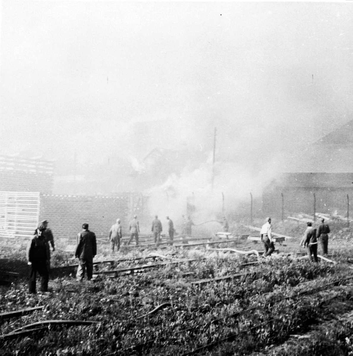 Anno Domkirkeodden, Slokningsarbeid, storbrann, Berger Langmoen A/S, Brumunddal, frivillige hjelper til. "Den 24. mai 1961 brøt det ut brann på Berger Langmoen a/s. . En stor del av bygningene ved brua ble truet og det ble hengt våte presenninger på flere hus for å beskytte mot gnistregnet og brannvesenet klarte å red…