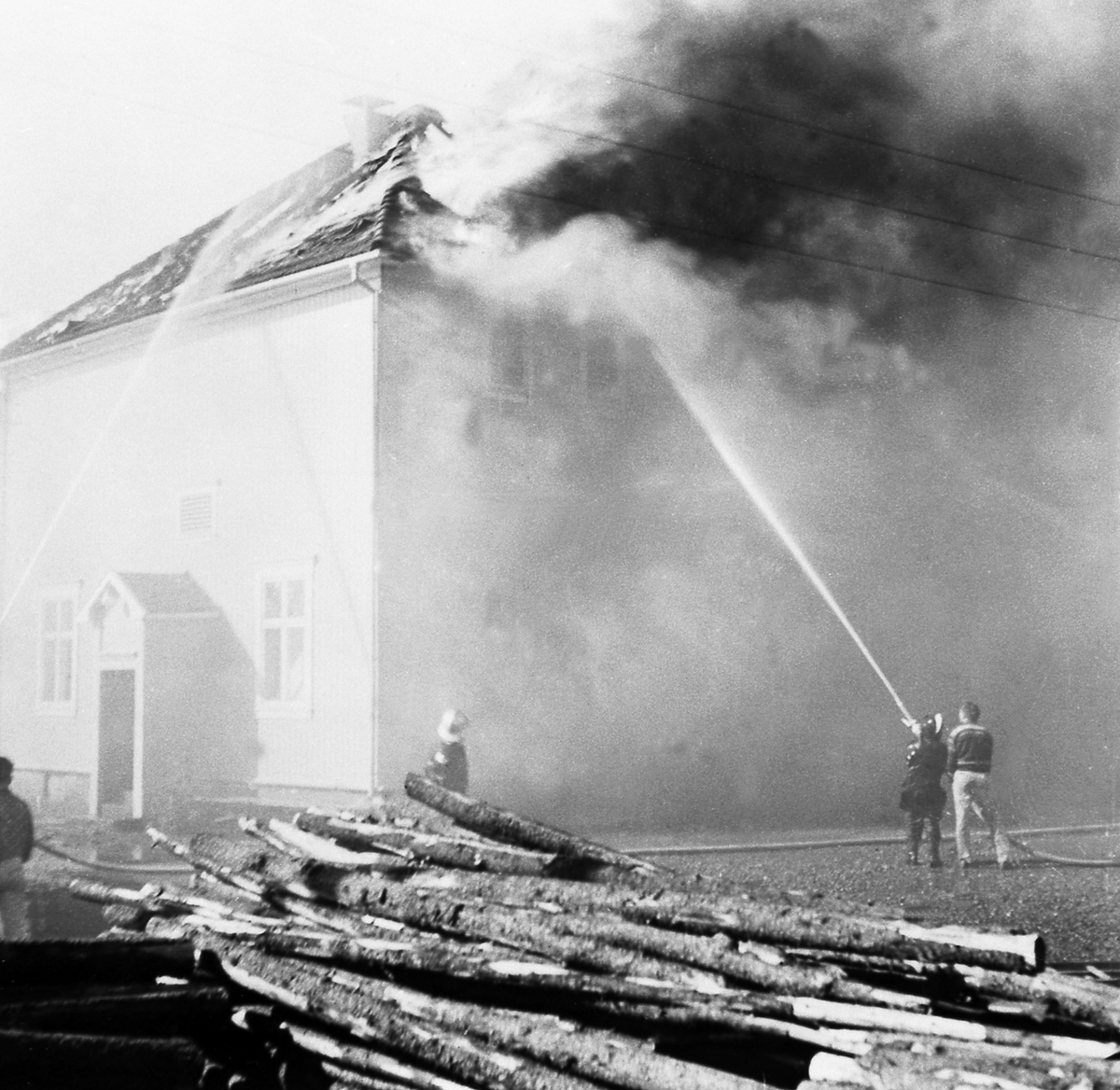 Anno Domkirkeodden, Storbrann, Folkets Hus, Brumunddal brenner, brannvesenet med slokningsarbeid.