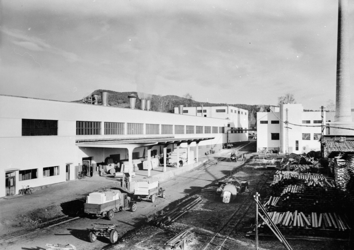 Anno Domkirkeodden, Wallboardfabrikken, Berger Langmoen A/S, Brumunddal, fabrikkområdet, lastebiler.