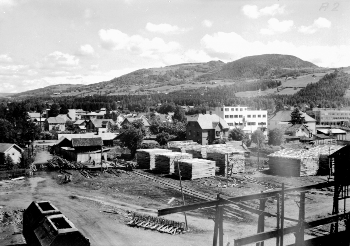 Anno Domkirkeodden, Oversikt Berger Langmoen A/S, fabrikkområdet, Brumunddal, teebebyggelsen og Grand hotell i bakgrunnen.