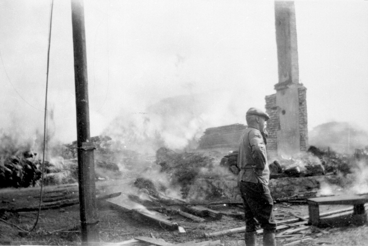 Anno Domkirkeodden, Etter brannen av sagbruket på Holentomta, branntomt, Berger Langmoen A/S, Brumunddal. Brannen 23. 08. 1934.