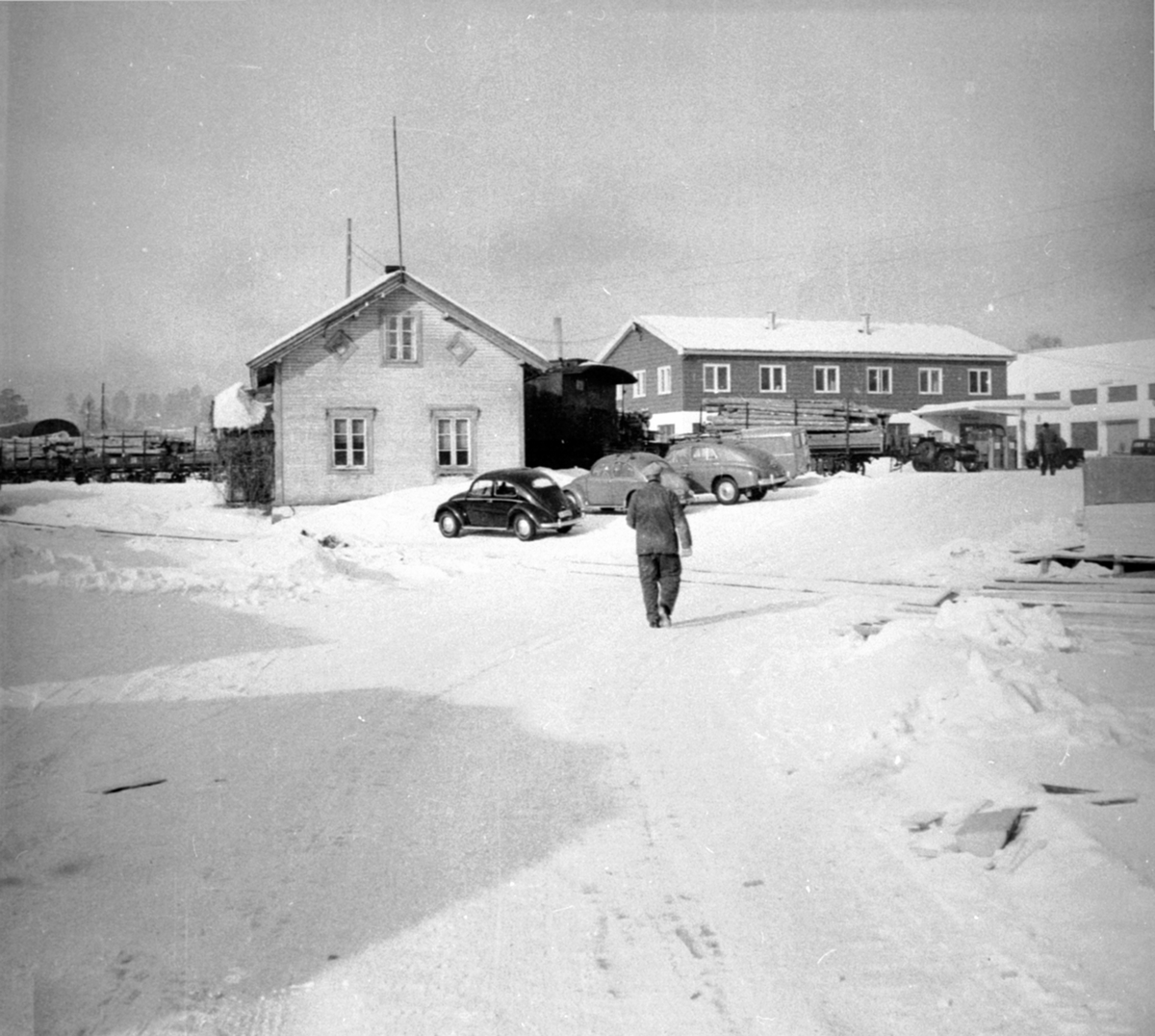 Anno Domkirkeodden, Oversikt, fabrikkområde, vinter, parkerte biler, Berger Langmoen A/S, Brumunddal.