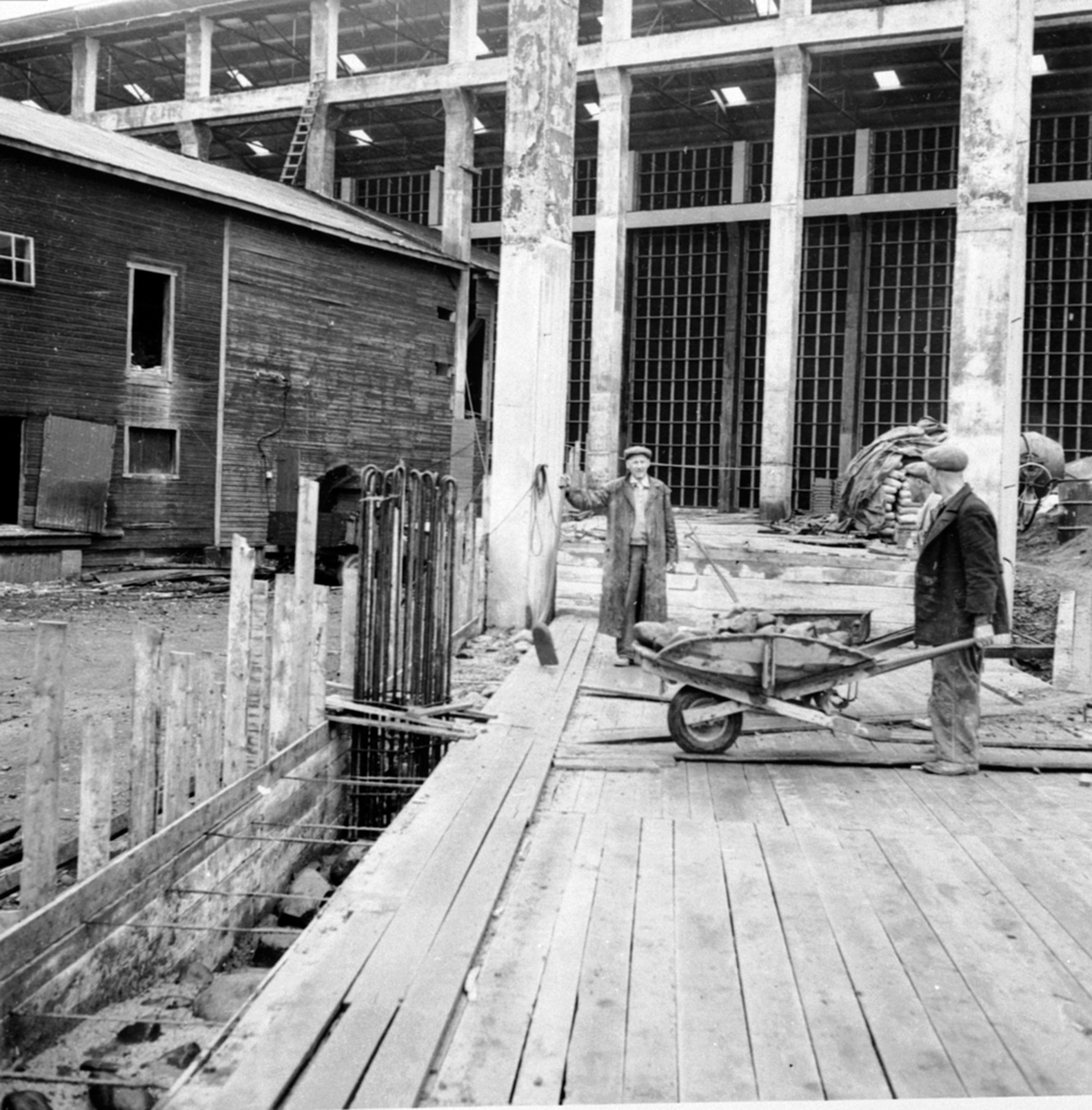 Anno Domkirkeodden, Fundamentering, bygging av nytt materiallager, kjører sement med trillebår, Berger Langmoen A/S, Brumunddal.