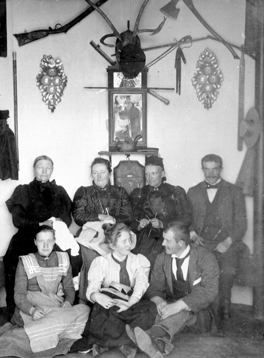 Anno Domkirkeodden, Interiør, gangen mot hagen, foran fra venstre er Lisbeth Bjerke, Thore Bjerke, bak er Ellen Olsen, Anne Marie Hvinden Haug, Otilia Bjerke, B. Bjerke. Til h: Birger Bjerke.