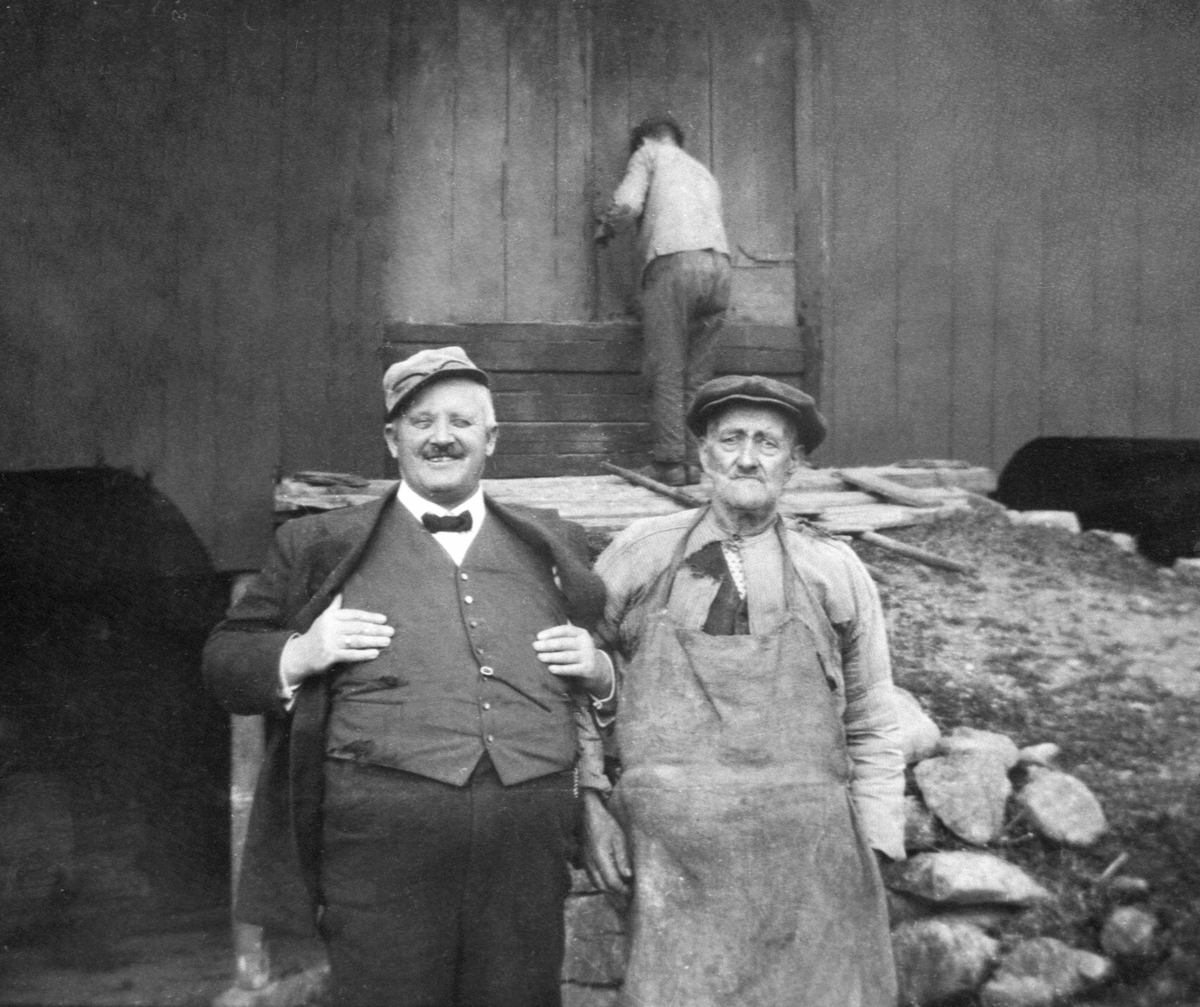 Anno Domkirkeodden, Thore Bjerke f.1871, sveiser Kristoffer Olsen, Nerkvern gård, Brumunddal.