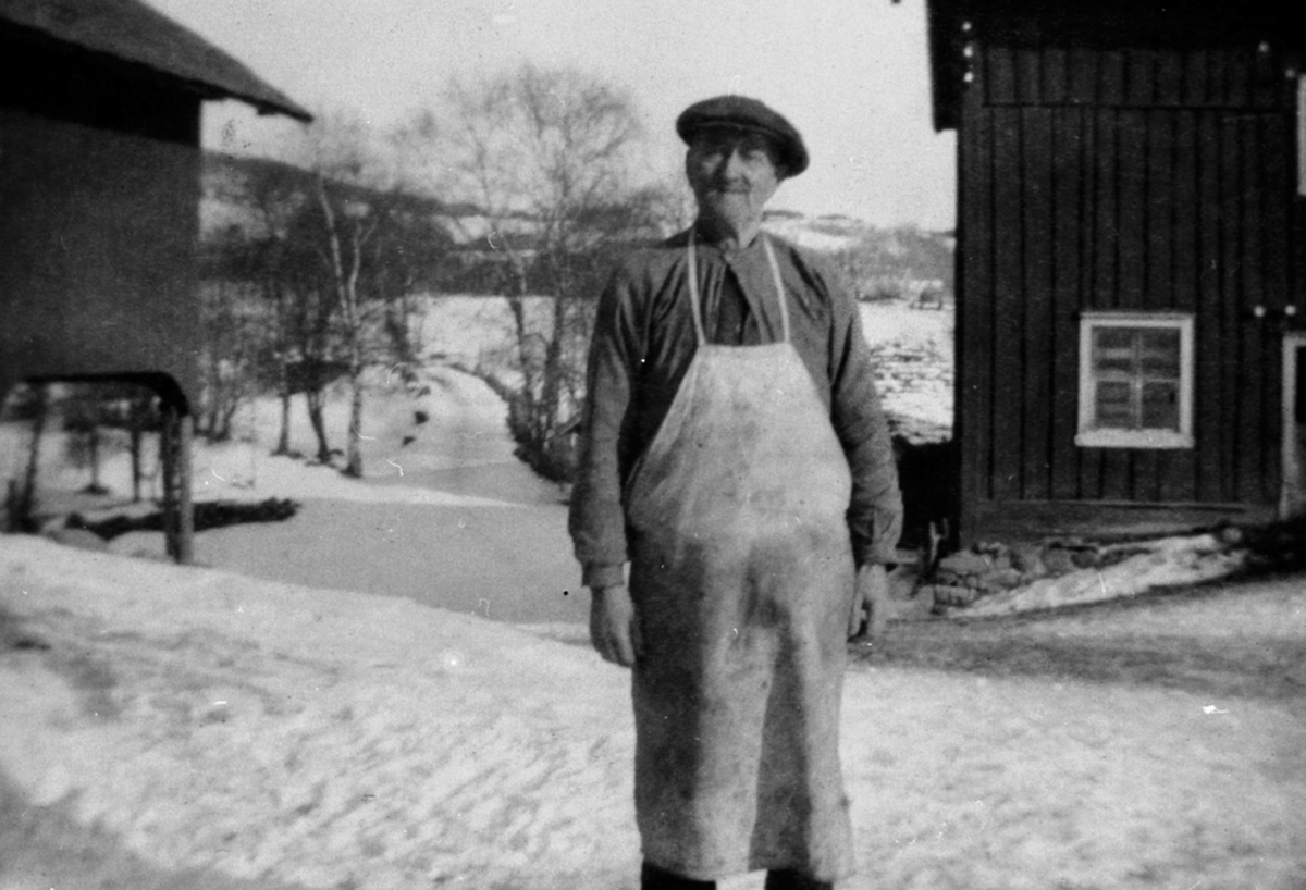 Anno Domkirkeodden, Kristoffer Olsen, på Nerkvern gard, Brumunddal i 1920-åra. Han var Nerkverns siste sveiser.