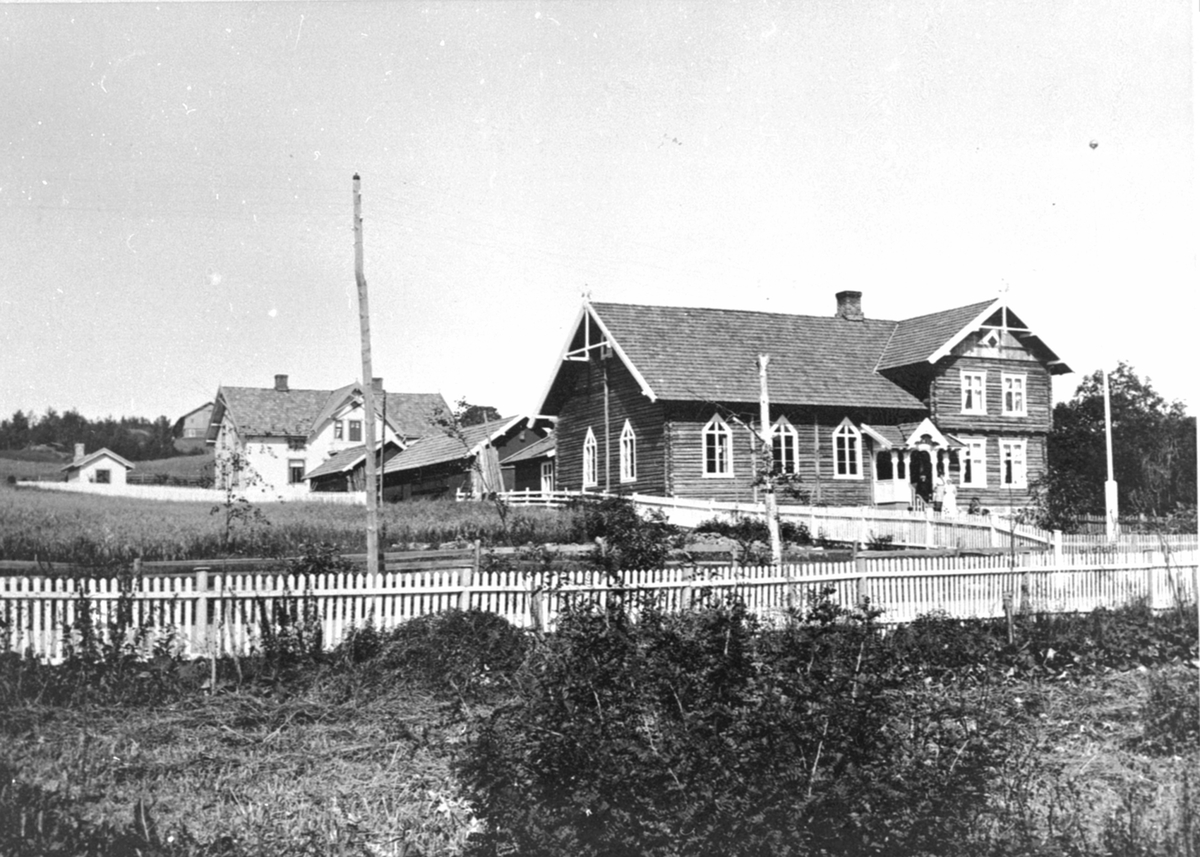 Anno Domkirkeodden, Eksteriør, Veldre bedehus, Veldre Gamlehjem bak, Byflaten, Veldre, Ringsaker.
