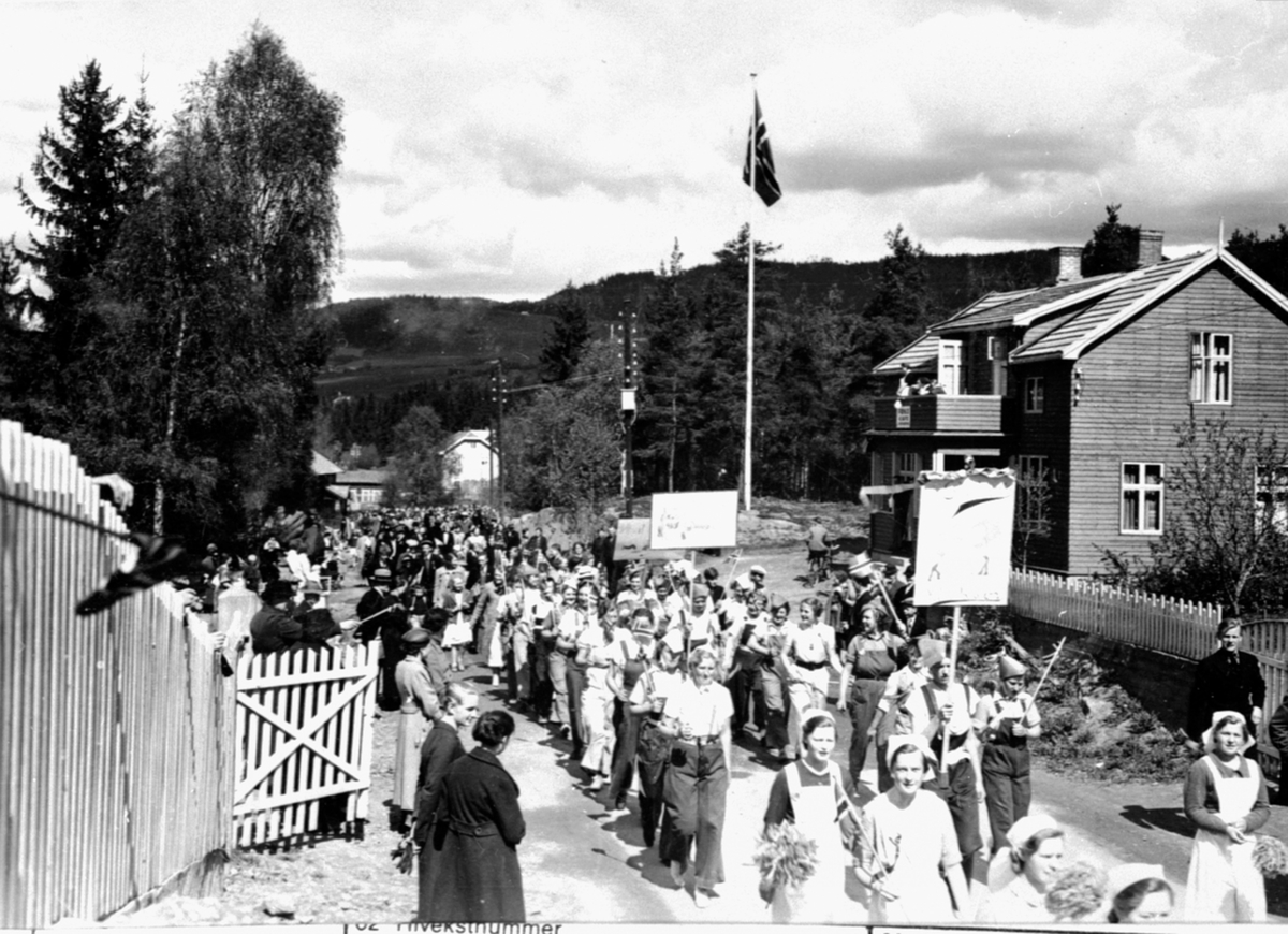 Anno Domkirkeodden, 17. maitog i Storgata, Moelv, forbi kafe Fønix.