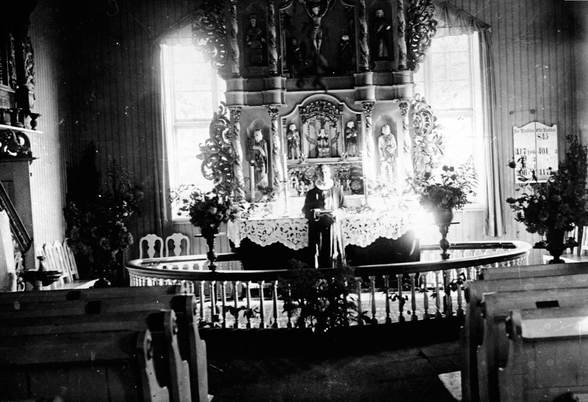 Anno Domkirkeodden, Interiør, Veldre kirke. Altertavle med prest foran.