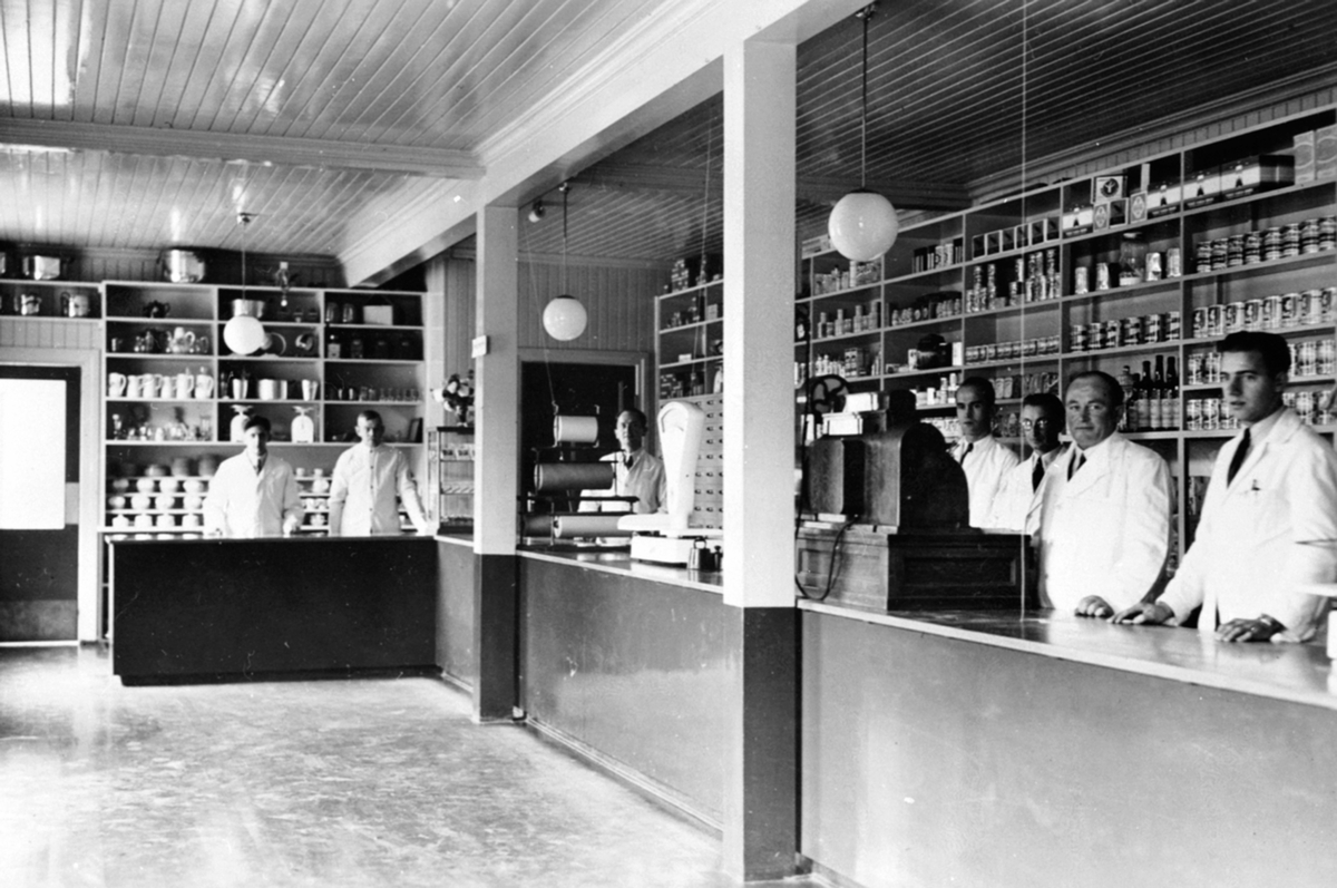 Anno Domkirkeodden, Interiør, Veldre Samvirkelag, Ringsaker. Fra venstre er Birger Finkenhagen, baker Einar Nilsen, Martin Hageengen, Kåre Jensen, Syverin Nordstrand, bestyrer Arne Dokken, Gunnar Rønning.