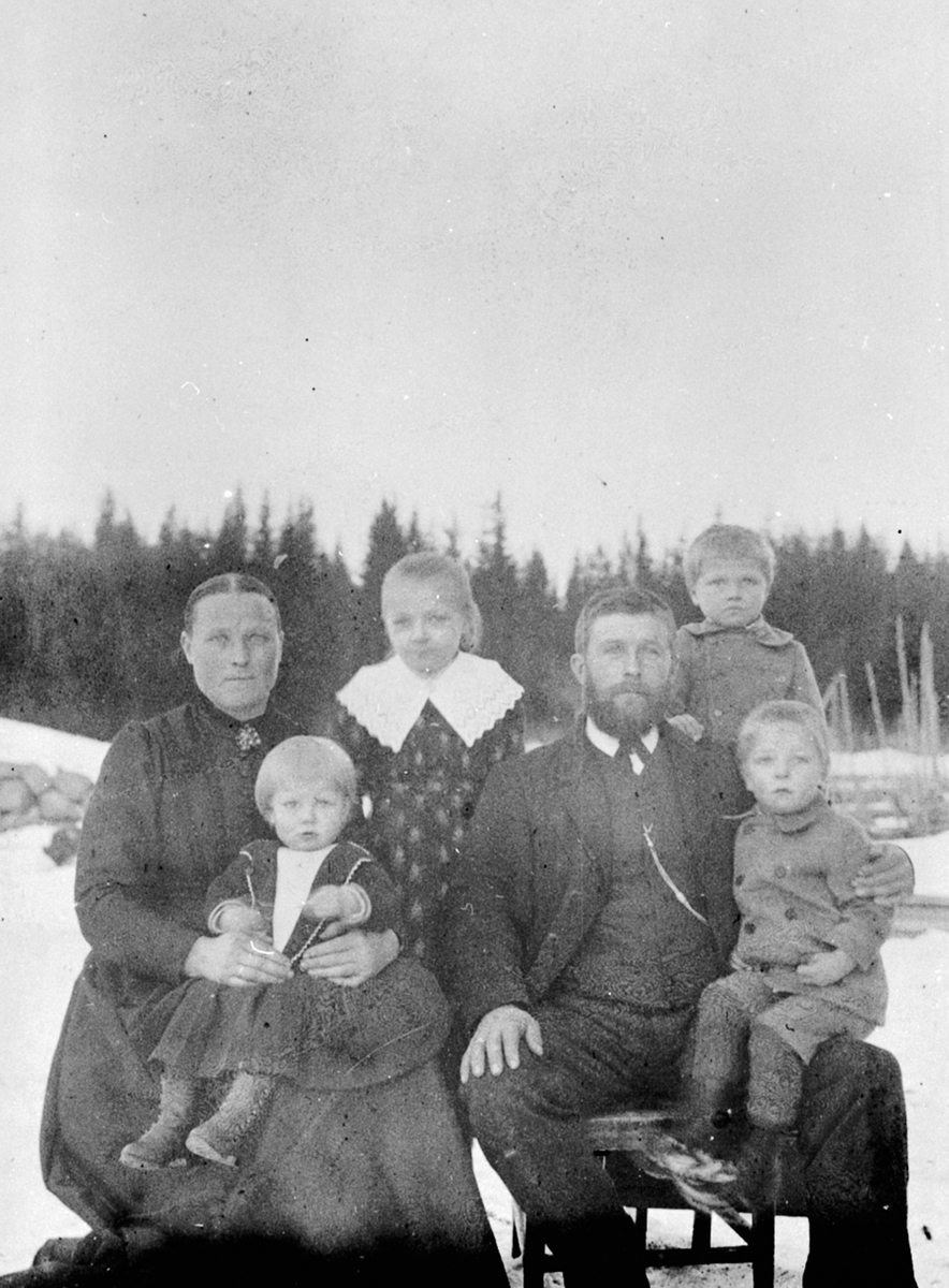 Anno Domkirkeodden, Familien Stordahl. Ingeborg f.1859 og Bernt Stordahl f.1855 med barna, Gunda f.1895, Hans f. 1893. Bak er Agnethe f.1889, Kristian f.1891. Stordal vestre, Veldre, Ringsaker.