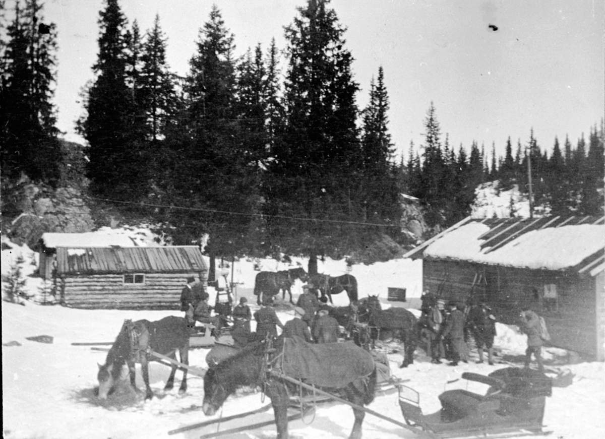 Anno Domkirkeodden, Bjønnåsbrua. Mange hester med slede, mye folk på påsketur i 1921.