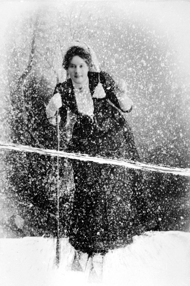 Anno Domkirkeodden, Julie Opsal f.1881 Simenstad, ski og snø i studio, skiantrekk, Veldre, Ringsaker.