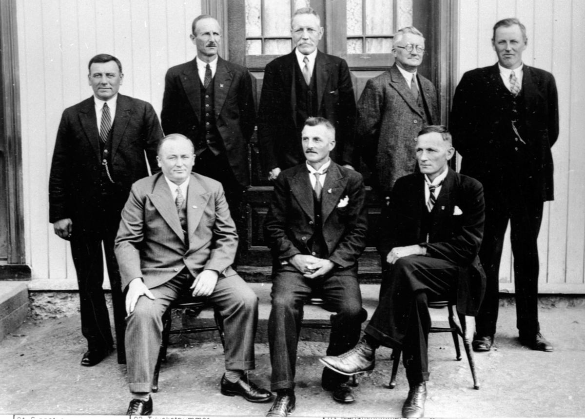 Anno Domkirkeodden, Styret i Veldre Samvirkelag. Fra venstre er bestyrer A.O. Dokken, O.P. Engeset, Petter Skaugen. Bak er Martin Helmersen, Sigurd Nygård, Gudbrand Nordsveen, Hans Hagen, Ole Schjerpen, Byflaten, Veldre, Ringsaker.