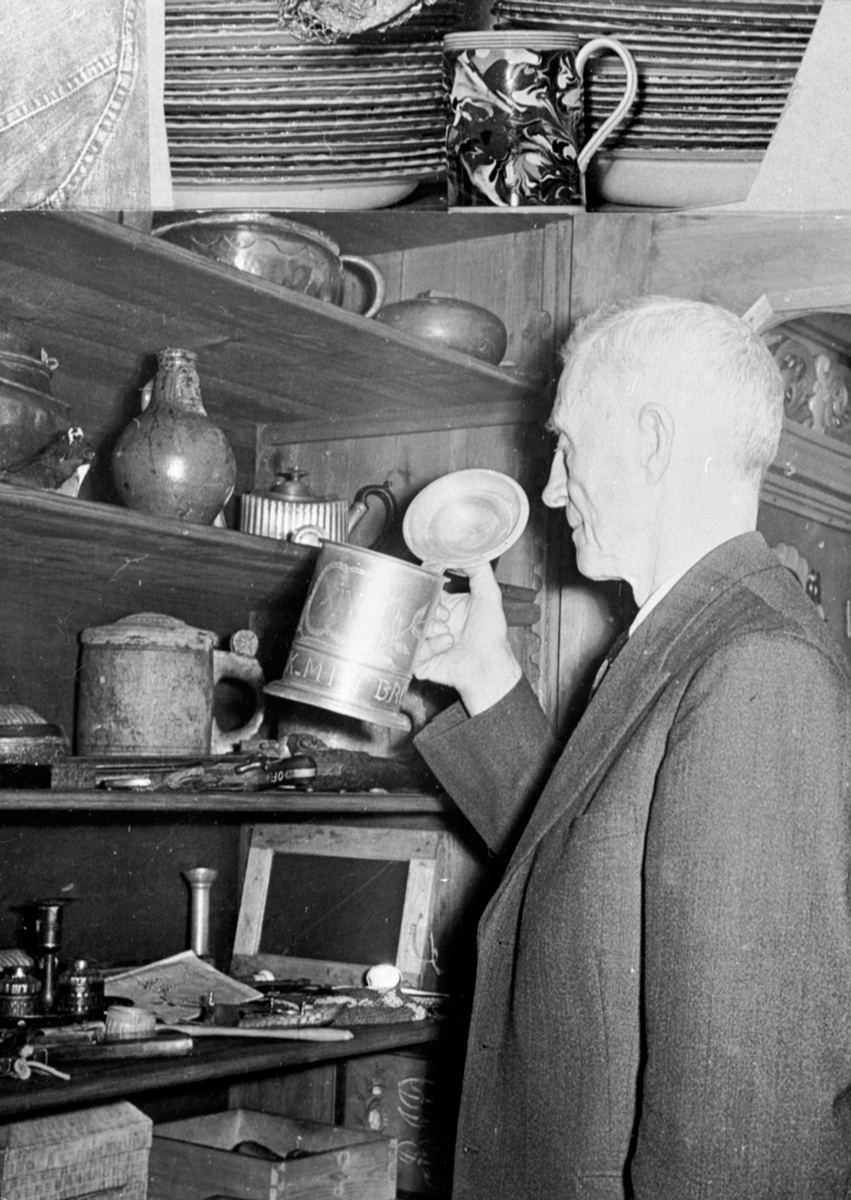 Anno Domkirkeodden, Torstein Maurud, gårdsbestyrer på Fuglseng legatgård, Ringsaker. Skap med gamle gjenstander.