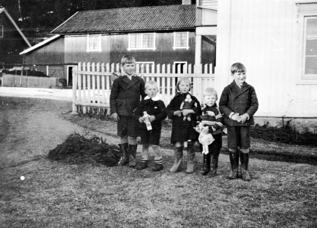 Anno Domkirkeodden, 5 barn. Fra venstre er Lars Hauger, Ole Storlien, MArie Hauger, Arne Storlien, Ole Hauger, Hauger gård, Ring, Ringsaker.
