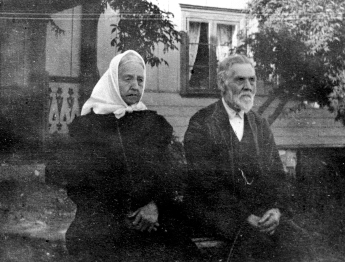 Anno Domkirkeodden, 2 søsken. Gønner Bogsti (1831-1924) født Storlien, Hans Storlien f.1833, foran føderådsbygningen på Løken vestre, Veldre, Ringsaker.