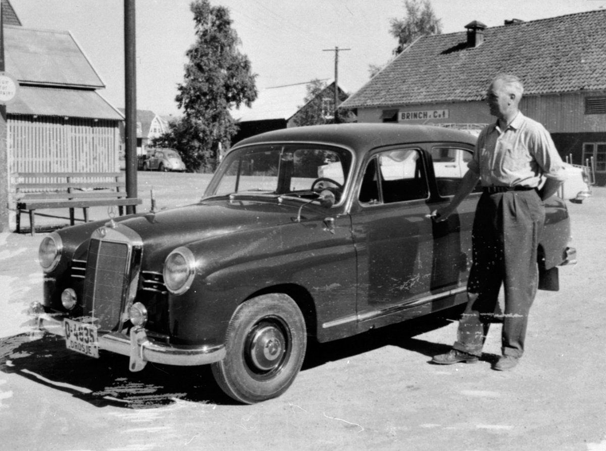 Anno Domkirkeodden, Drosjebil D-4835, Mercedes med sjåfør Martin Sørum, Brumunddal sentrum.