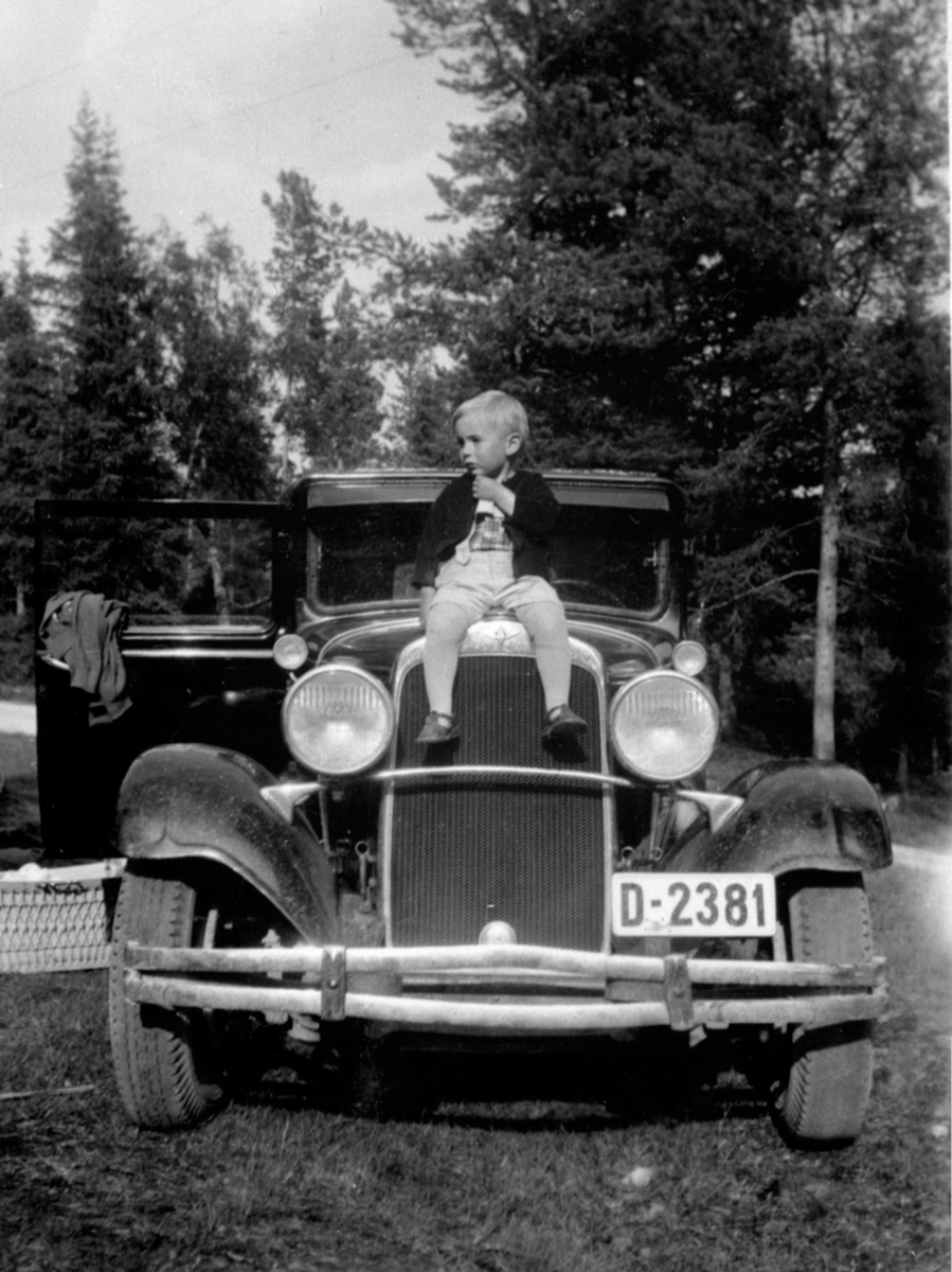 Anno Domkirkeodden, Bil, D-2381, Dodge 1928 modell, liten gutt på panseret, Hans Sørum, Brumunddal.