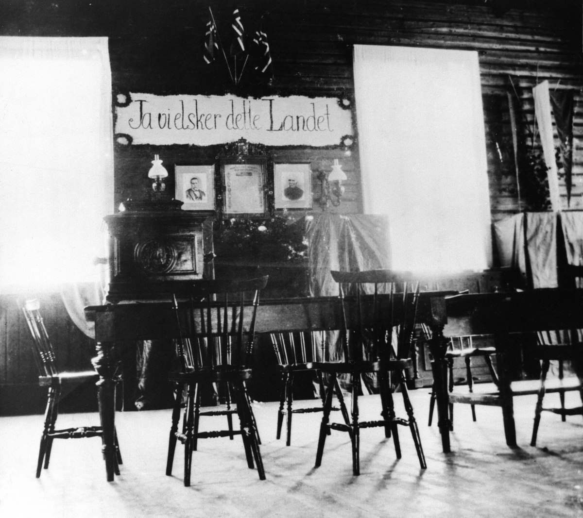 Anno Domkirkeodden, Interiør, gamle Tingvang forsamlingshus, pyntet til folkeavstemning den 13. august 1905, valglokale, valgurne, pyntet, "Ja vi elsker dette landet". Ringsaker.