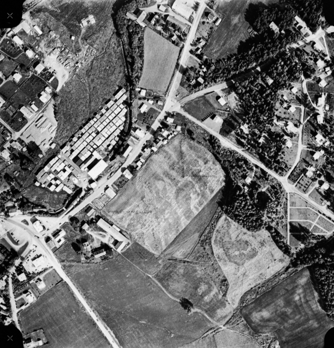 Widerøes Flyveselskap A/S, Flyfoto. Fotogrammetri av Brumunddal. Området Mausetvegen, Kirkevegen, Nordåsvegen. Trelasttomta til Lundby Bruk.