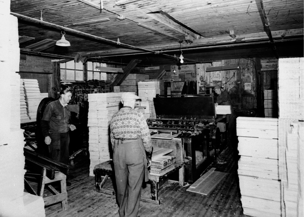 Anno Domkirkeodden, Interiør, høvleriet, arbeidere, trykking på kassebord, Berger Langmoen A/S, Brumunddal.