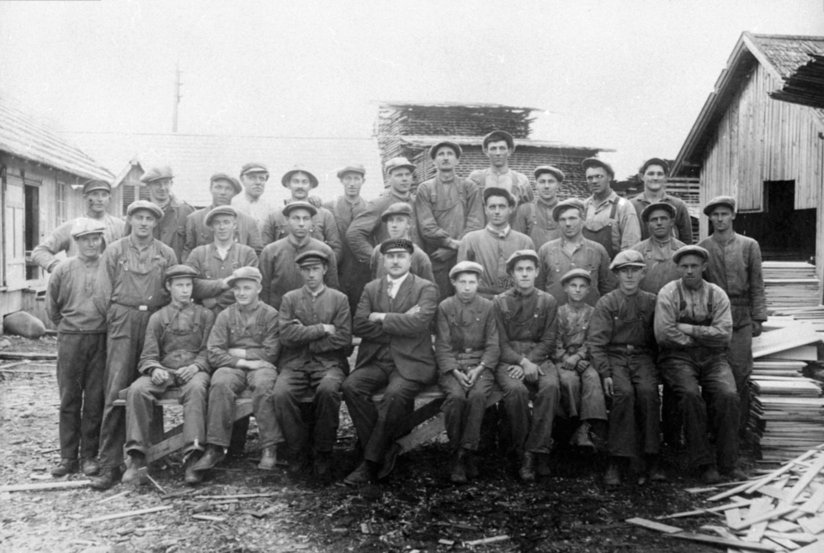 Anno Domkirkeodden, Arbeidstokken på Berger Langmoen A/S i 1928, Brumunddal. 1. rekke f.v. Halvdan Halvorsen, Otto Olsen, Axel Petersheim, Berger Langmoen, Kristian Furulund, Helge Andresen, Otto Halvorsen, Lars Westvang og Even Hatterud. 2. rekke f.v. Jørgen Halvorsen, Henrik Stenbakken, Oscar Johansen, Lars Rakstad,…