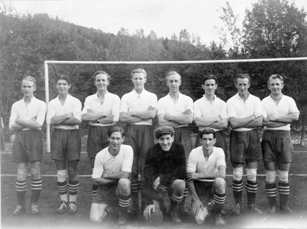 Anno Domkirkeodden, Brumunddal A-lag i 2 divisjon 1948, Foran v: K. Thorsen, A. Linnerud, O. Mathisen, bak: N. Engen, S. Simensen, J. Sandvold, B. Lassesen, H. Nordsveen, P. Simensen, J. Hovelsstuen, J. Solberg.